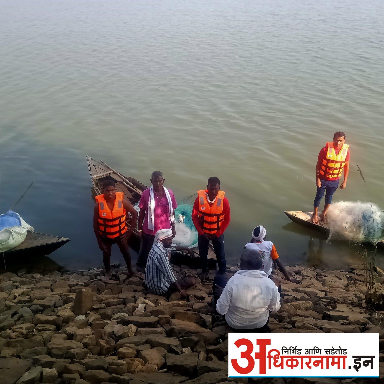 कुनघाडा रै येथील मच्छीमारांना लाईफ जॅकेटचे वाटप