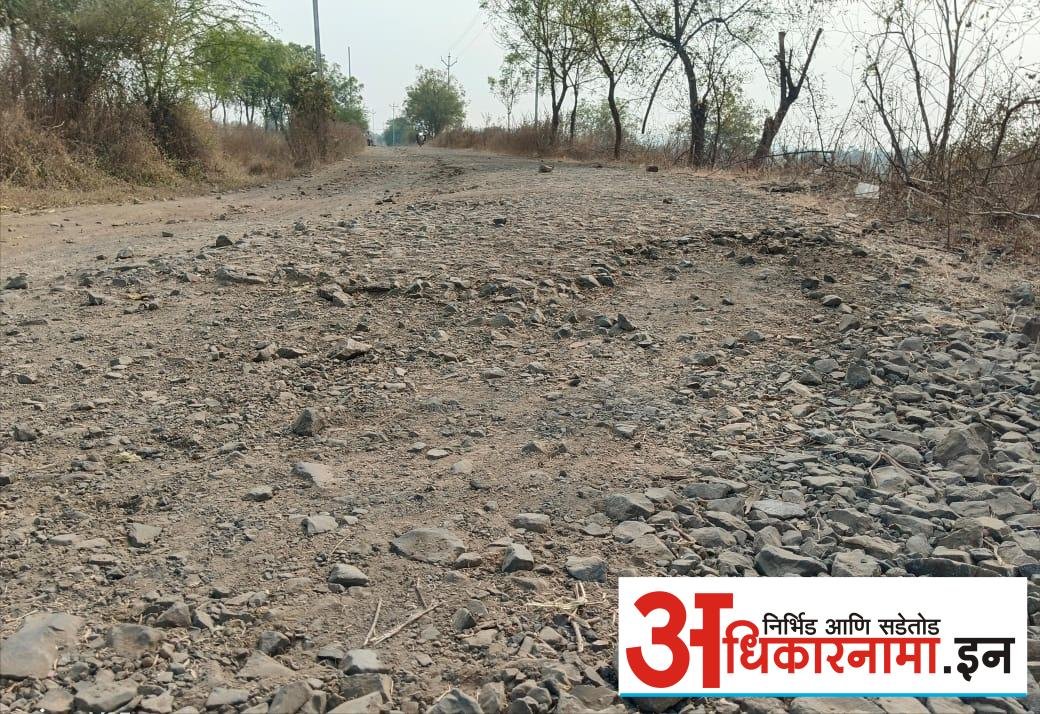 रस्त्याची चाळणी, मोठमोठे खड्डे पडल्याने अपघातात वाढ; वनदेव येथील ग्रामस्थ वैतागले