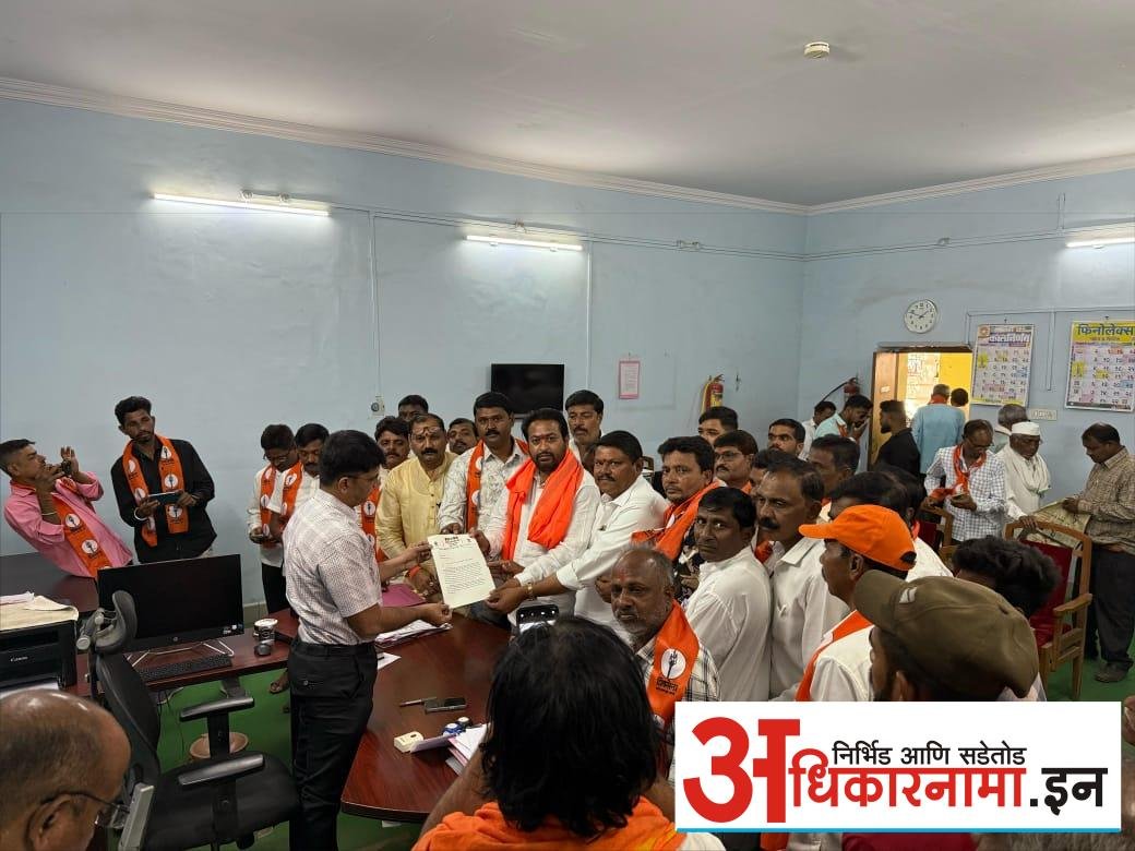अकोट येथील अपघात रोखण्यासाठी शिवसेनेच्या वतीने जिल्हाधिकारी यांना निवेदन