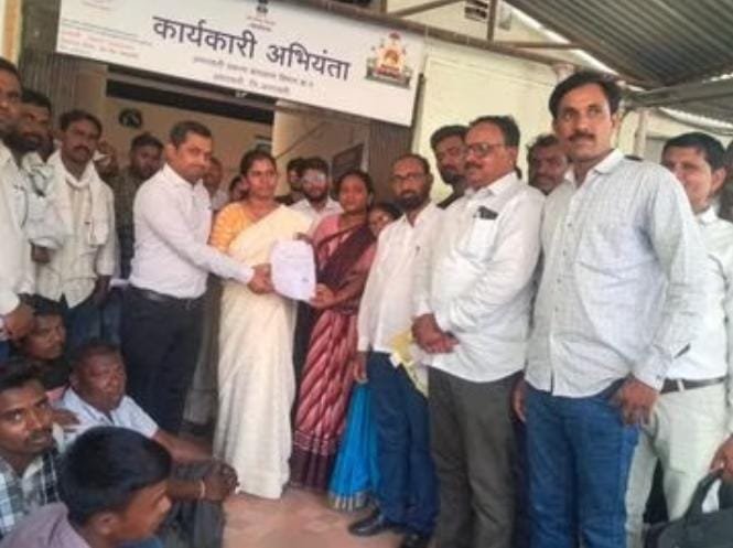 चारघळ प्रकल्पग्रस्तांचे जलसंपदा कार्यालयावर आंदोलन