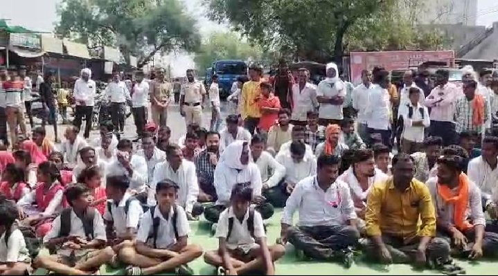मुख्यमंत्री सडक योजनेच्या कामासाठी इजनी वासीयांचे रास्ता रोको आंदोलन!