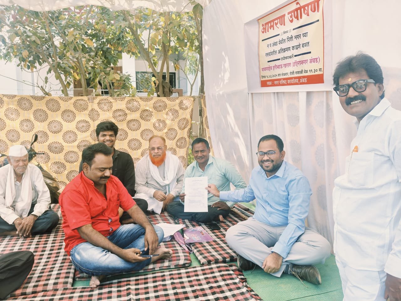 अतिक्रमण हटविण्याच्या मागणीचे बाबासाहेब खरात यांचे आमरण उपोषण अखेर स्थगित