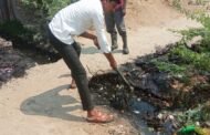 थडी सावरगावचे लोकप्रिय युवा सरपंच योगेश्वर गायकवाड यांच्याकडून गावातील नालीसफाई