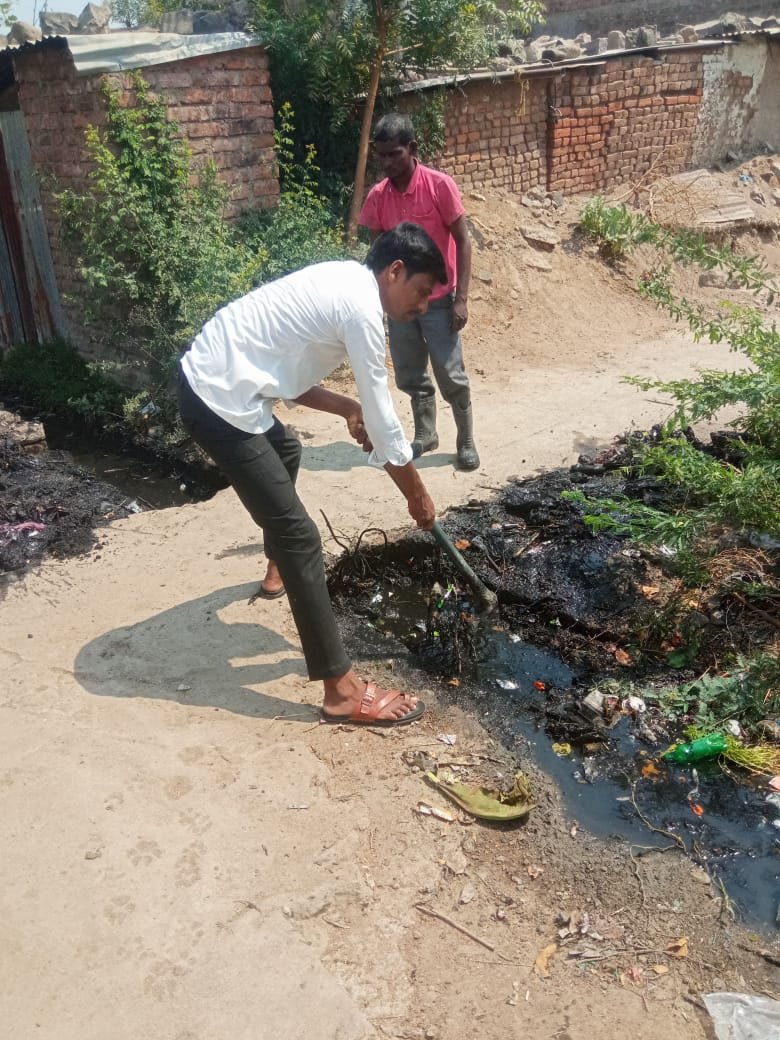 थडी सावरगावचे लोकप्रिय युवा सरपंच योगेश्वर गायकवाड यांच्याकडून गावातील नालीसफाई