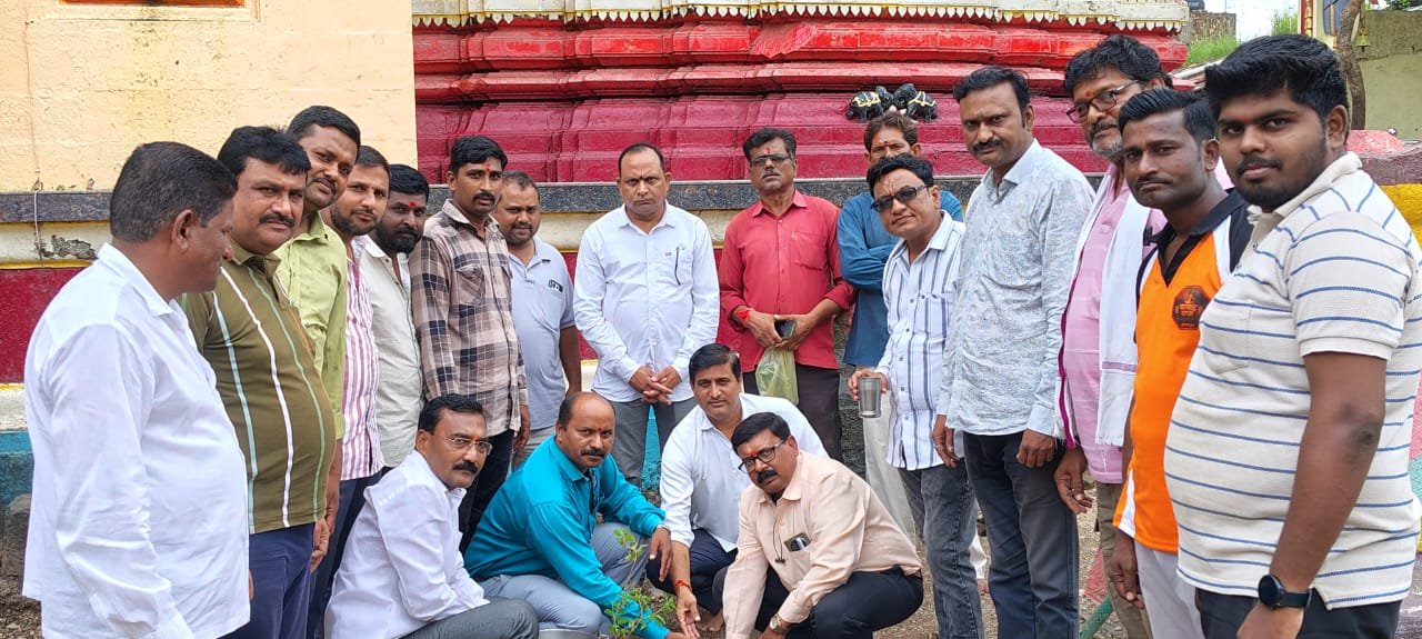 गणेशभाऊ गोतमारे मित्र परिवारा तर्फे मंदिर स्वच्छता,तुळस रोपण व फलक पूजनाचा कार्यक्रम संपन्न
