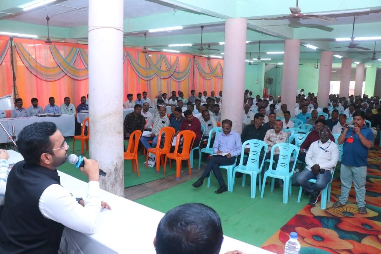 जिल्हाधिकाऱ्यांनी घेतला यावल, रावेर नगरपरिषद निवडणूक विषयक कामाचा आढावा