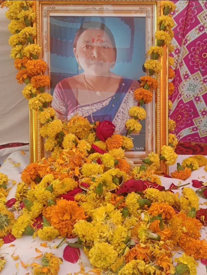 सात वर्षे अर्धांगवायू आजार ग्रस्त बहीणीची भावांनी जिवापाड सेवा केली