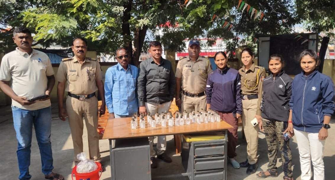 अब्बब्ब ५०० लिटर रसायन नाश करून तीस बाटली देशी दारू जप्त