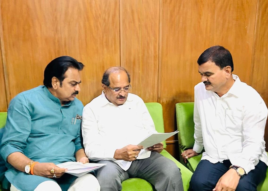 उजनी पाणलोट क्षेत्रातील धरणग्रस्त शेतक-यांच्या अतिक्रमण हटाव नोटीसा रद्द कराव्यात कृषिमंत्री दत्तात्रय भरणे व हर्षवर्धन पाटील यांनी घेतली राधाकृष्ण विखे पाटील यांची भेट