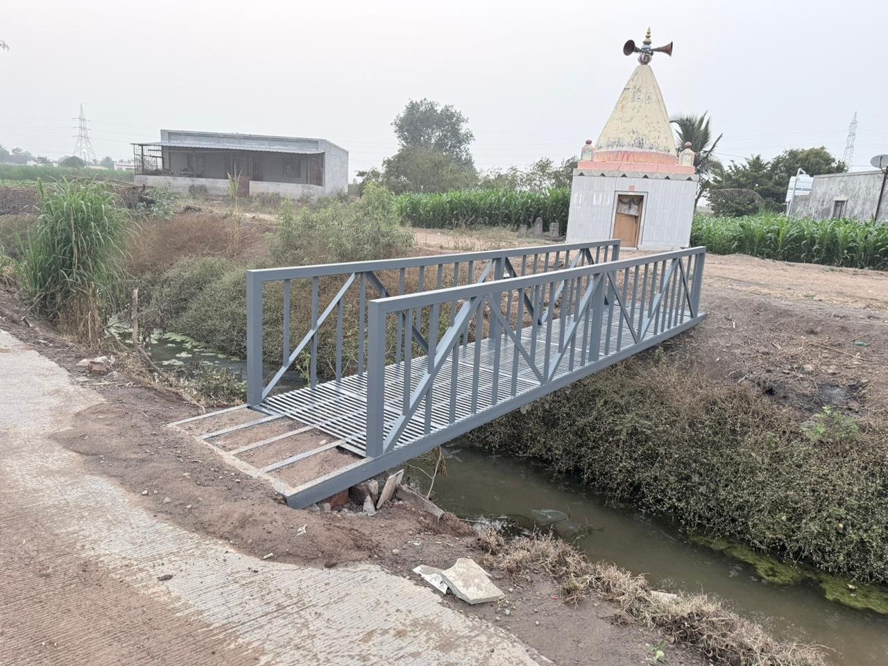 मुलीच्या लग्नात खर्चात बचत करत ओढ्यावरुन ये - जा करण्यासाठी स्वखर्चाने बनवला लोखंडी पूल