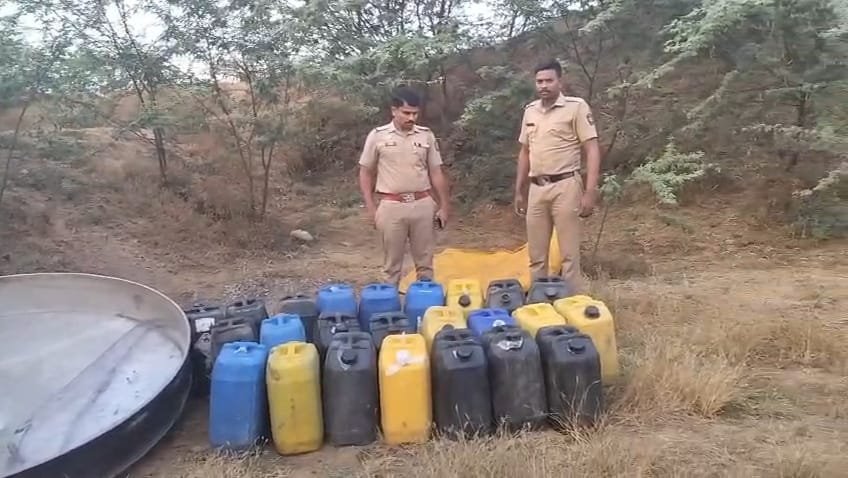 वडगाव निंबाळकर पोलीसाची दमदार कामगिरी गावठी हातभट्टी दारूचा अड्डा उध्वस्त.