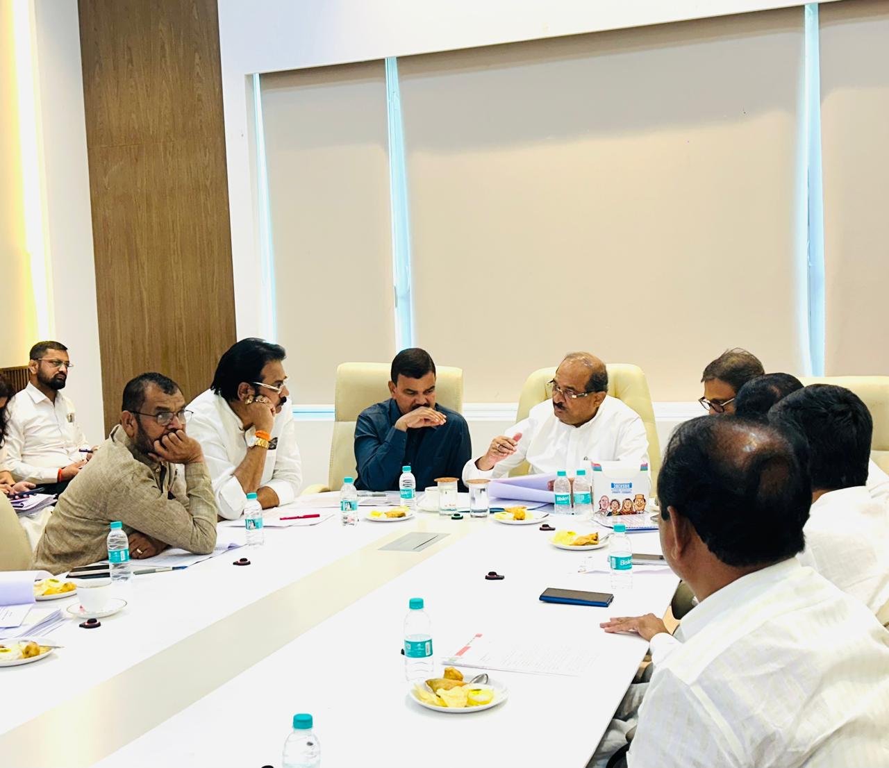 उजनी पाणलोट क्षेत्रातील धरणग्रस्त शेतक-यांच्या अतिक्रमण नोटीसांना विखे पाटलांकडून स्थगिती- हर्षवर्धन पाटील -जलसंपदा मंत्र्यांकडून धरणग्रस्त शेतकऱ्यांचे बहुतांशी प्रश्न मार्गी -हर्षवर्धन पाटील यांनी ना.विखे पाटील यांचे मानले आभार