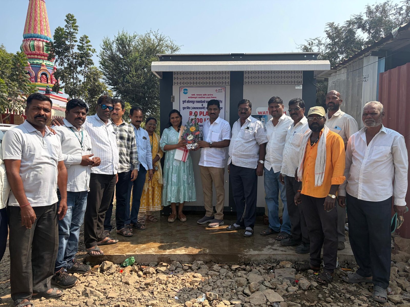 एकात्मिक शाश्वत विकास प्रकल्पाच्या माध्यमातून, पुणे सोलापूर हायवे व युवा मित्र यांच्या  सहकार्यातून एक हजार लिटर आरो प्लांट मदनवाडी ग्रामपंचायत यांना प्रदान