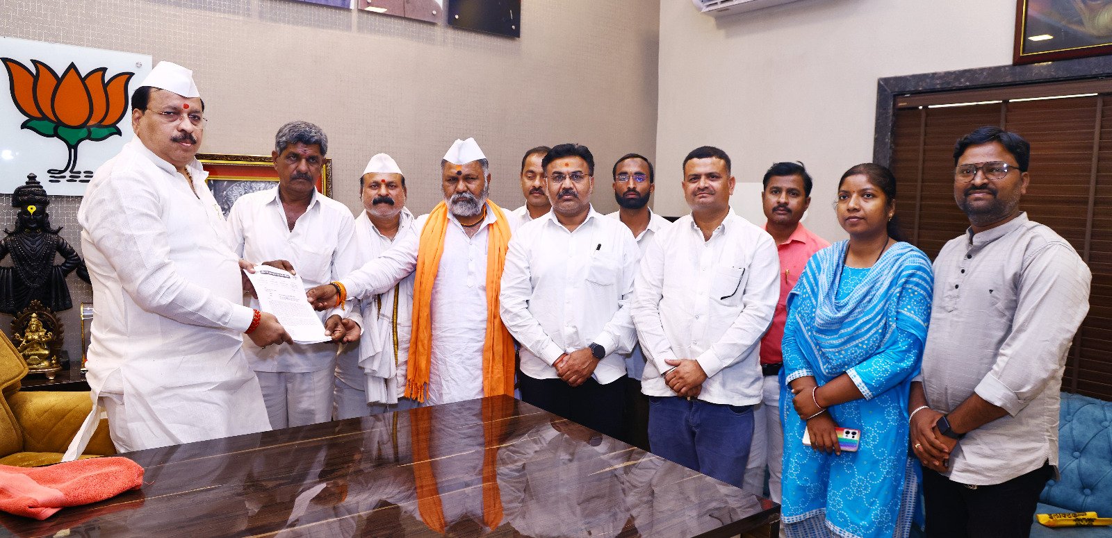 अवैध धंदे मुक्त मुरुड शहर कृती समितीने दिले लातूर आमदार रमेश कराड यांना दिले निवेदन