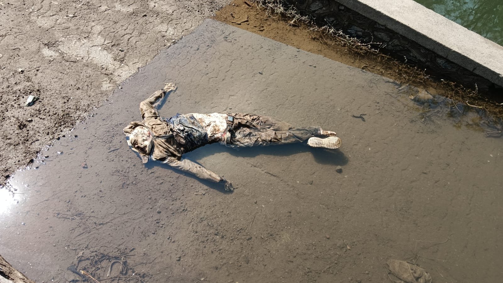 अकोले येथे उजवा कालव्यात एक अनोळखी पुरुषाचे कुजलेल्या अवस्थेत प्रेत आढळले.