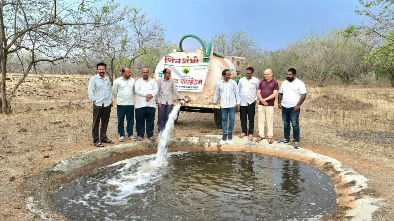 शिव फाउंडेशनच्या वतीने वन्य प्राण्यांसाठी पाणवठ्यामध्ये सोडले पाणी.