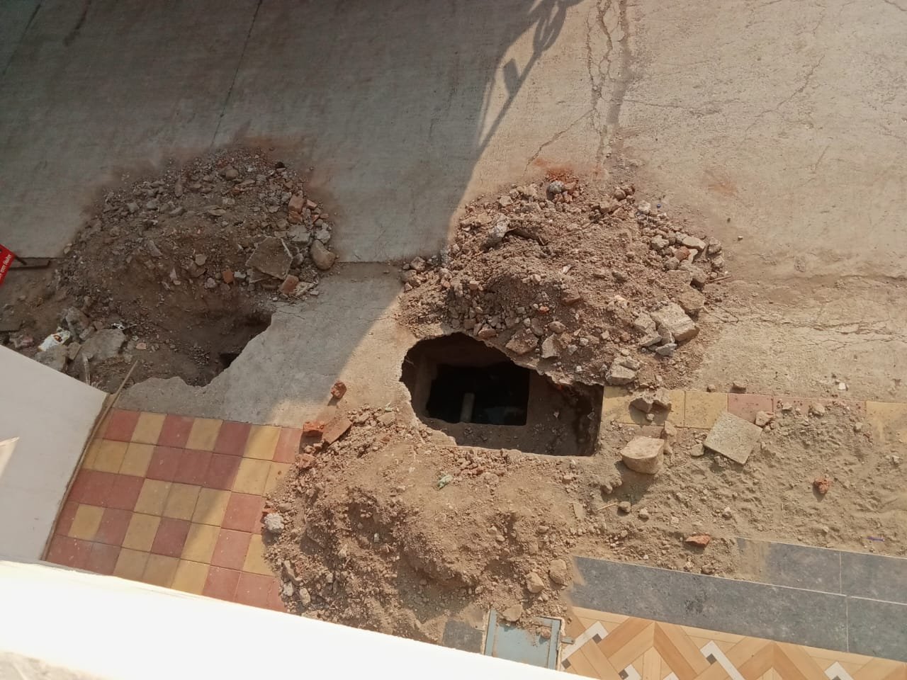 भिगवणमध्ये उघड्या ड्रेनेज चेंबरमुळे अपघाताची शक्यता ; दुर्गंधी व अस्वच्छतेने नागरिक त्रस्त