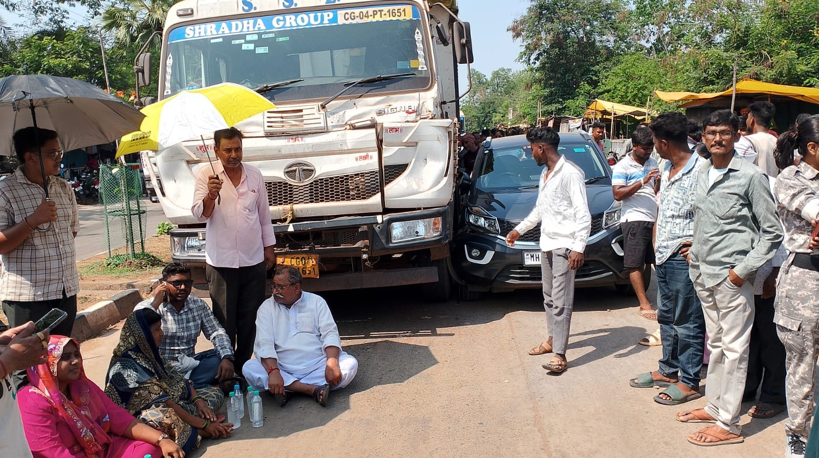 लोहखनिज वाहतुकीदरम्यान भीषण अपघात – थोडक्यात जीवितहानी टळली
