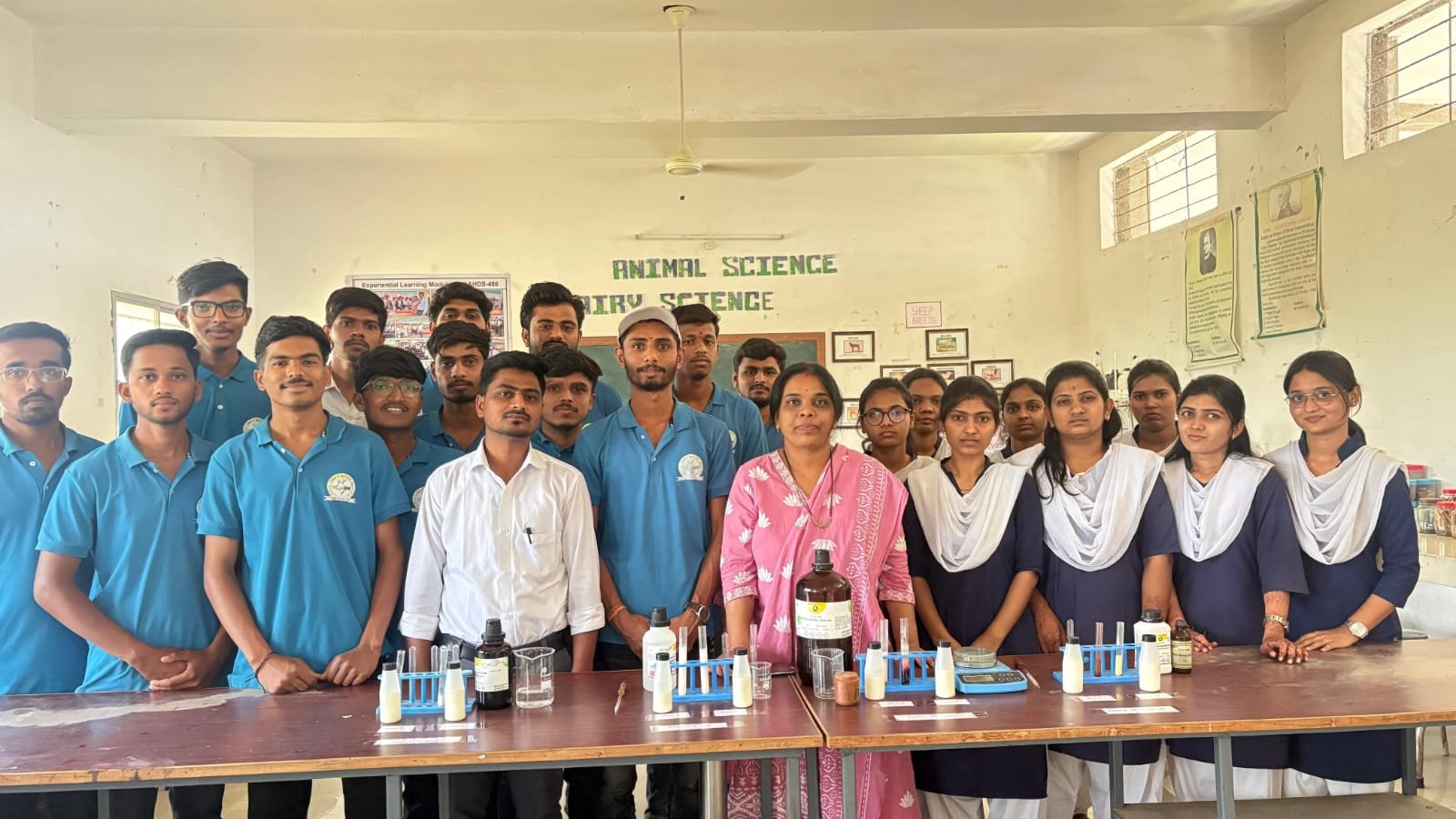 कृषी महाविद्यालयामध्ये दुधाच्या गुणनियंत्रण चाचण्यांविषयी प्रात्यक्षिके सादर..