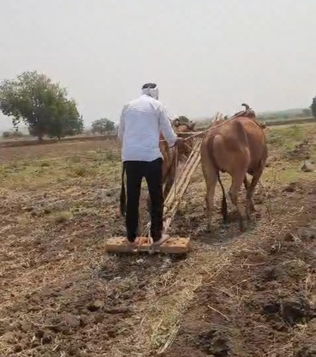 अक्षय तृतीयेच्या शुभमुहूर्तावर कासराळीत शेती मशागतीचा पारंपरिक शुभारंभ