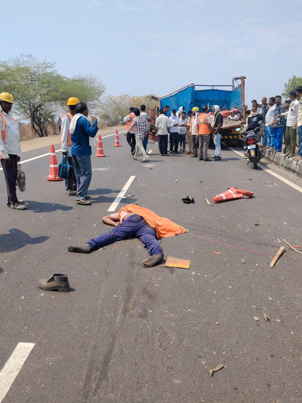NH-44 वर भरधाव ट्रकचा कहररोड कामगाराला चिरडले; युवक ठार, दोघे जखमीपिंपळखुटी जवळील दुर्घटनेने परिसरात हळहळ
