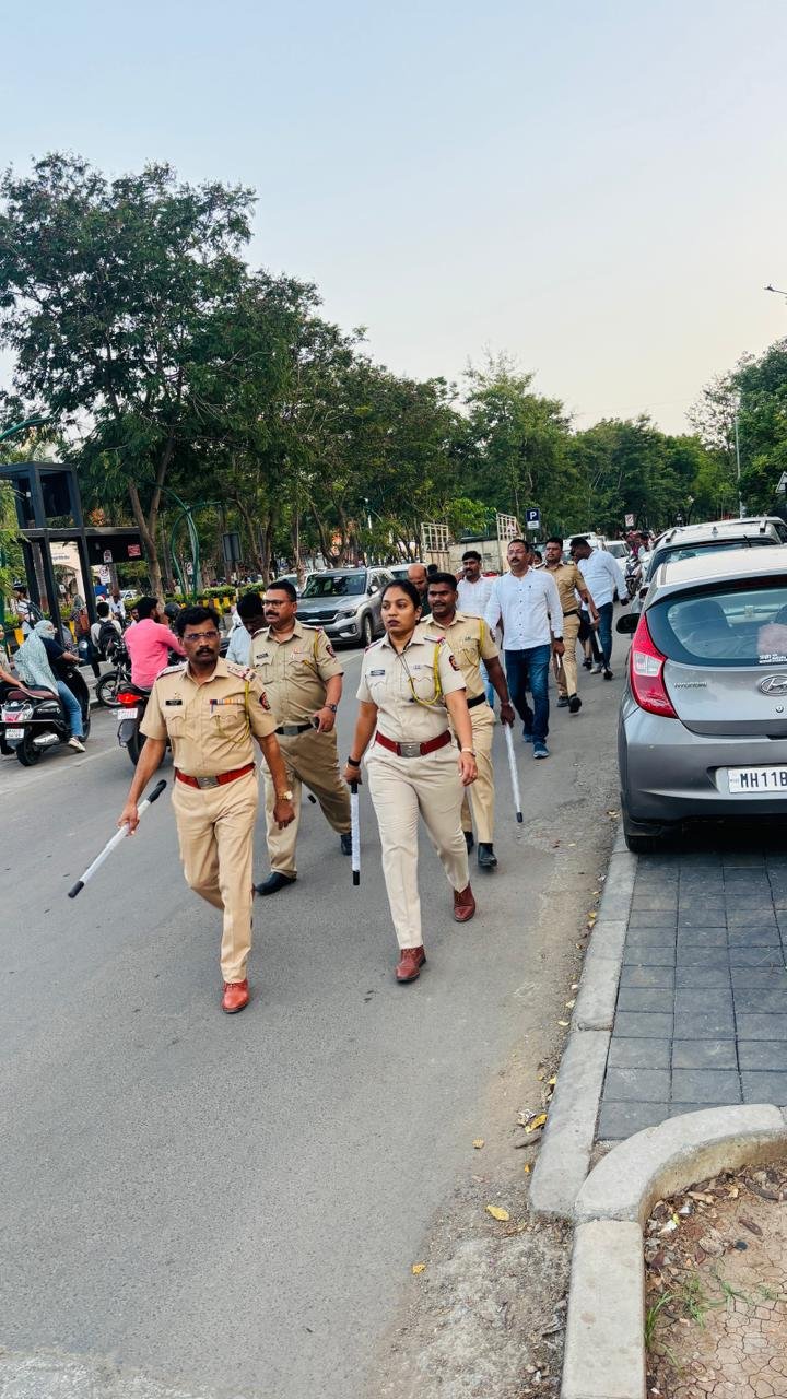 नागरिकांच्या सुरक्षिततेसाठी बारामती पोलिस कायदा व  सुव्यवस्थे साठी  पायी पेट्रोलिंग, करत दिले कायद्याची धडे?!