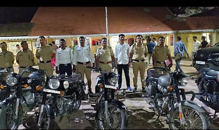 नागरिकांच्या सुरक्षिततेसाठी बारामती पोलिस कायदा व  सुव्यवस्थे साठी  पायी पेट्रोलिंग, करत दिले कायद्याची धडे?!