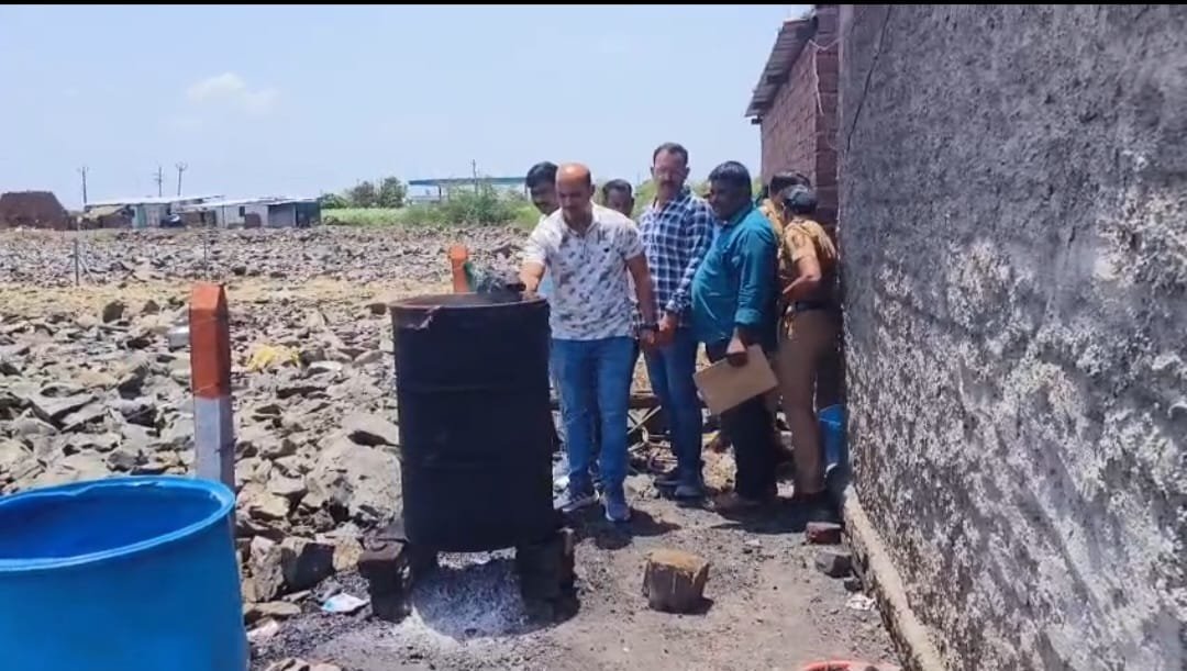 बारामती पोलीसाची दमदार कामगिरी पोलीस ठाणे हद्दीतील अवैद्य हातभट्टी दारू धंदयावर पोलीसांची धडक कारवाई