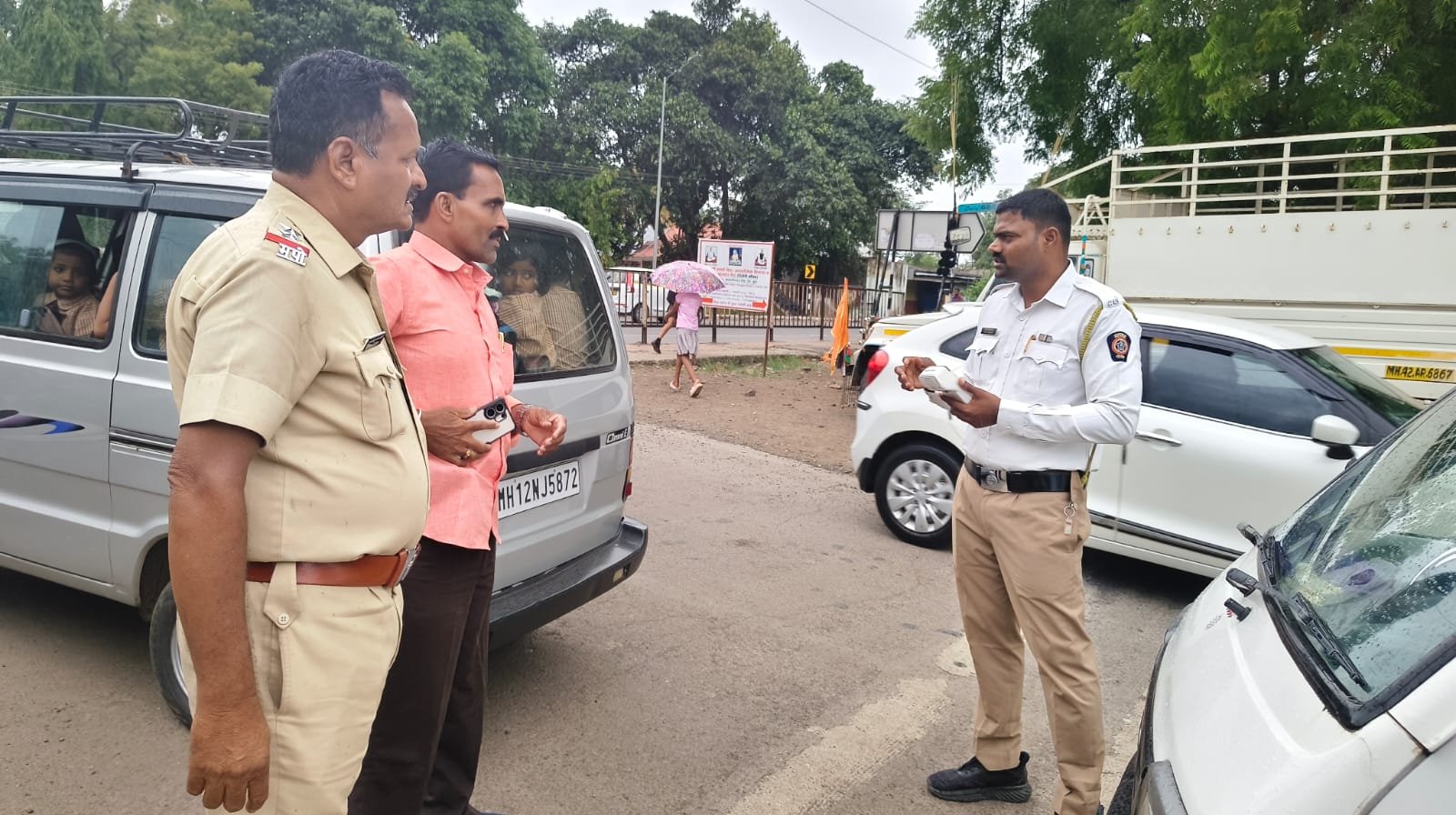 अवैद्य रित्या वाहन चालकावर दौंड पोलिसांची धडक कारवाई 23 केसेस सह 29 हजार 200 रुपयाचा दंड वसुली