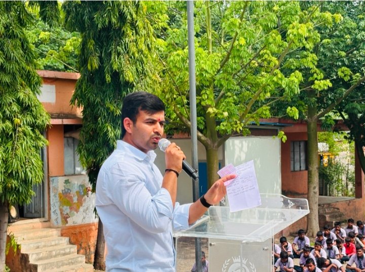सारिका मामी भरणे यांच्या वाढदिवसानिमित्त विद्यार्थिनींना सायकल वाटप; वृक्षारोपणातून पर्यावरण संवर्धनाचा संदेश